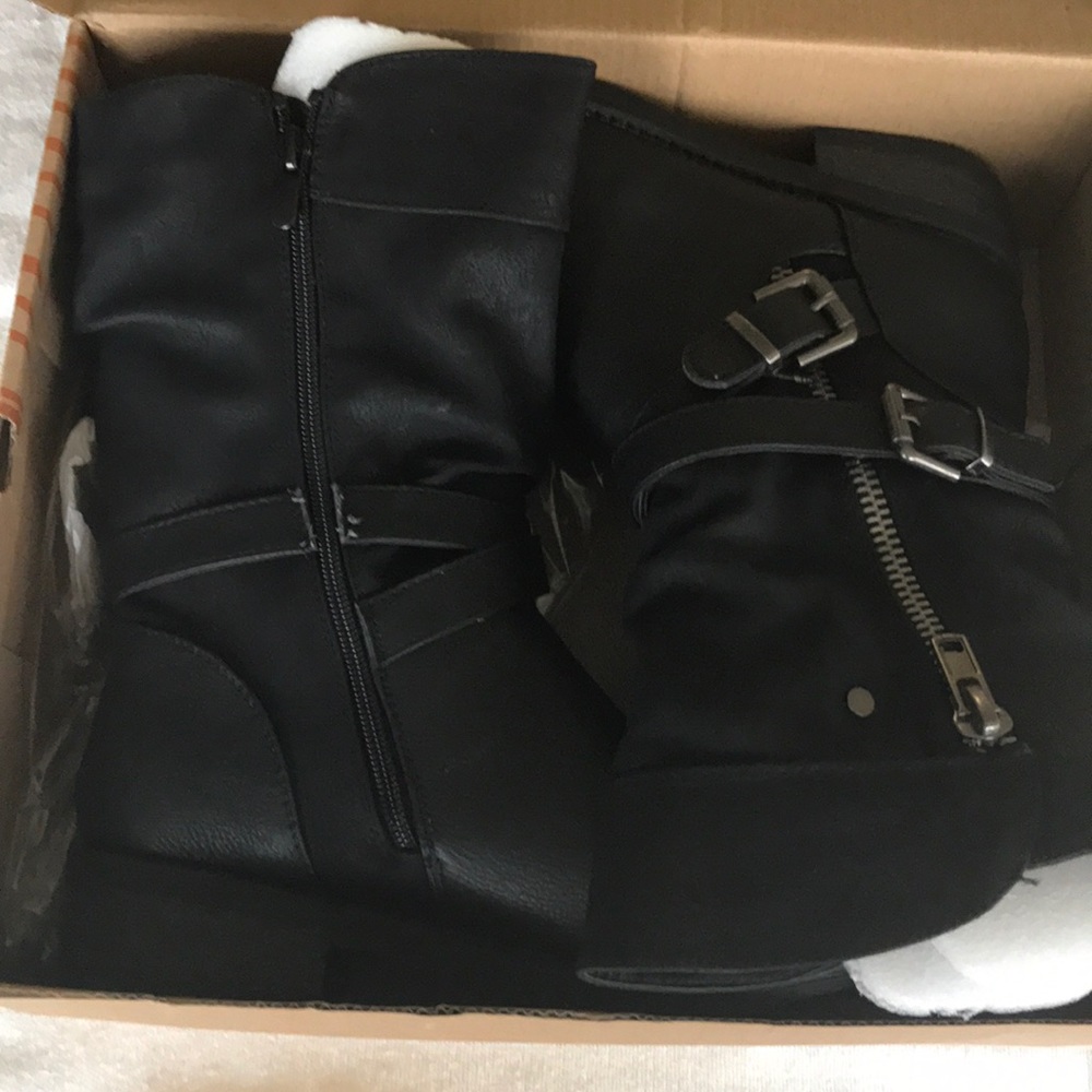 All black leather boots the name is Globalwin